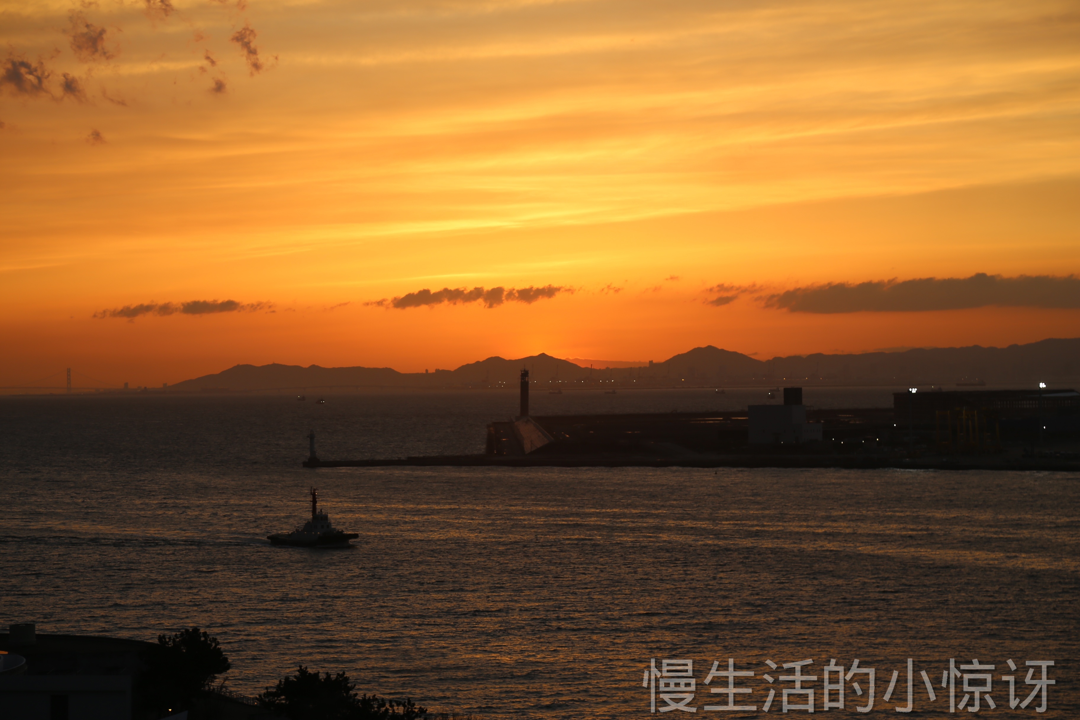 海面金色夕阳